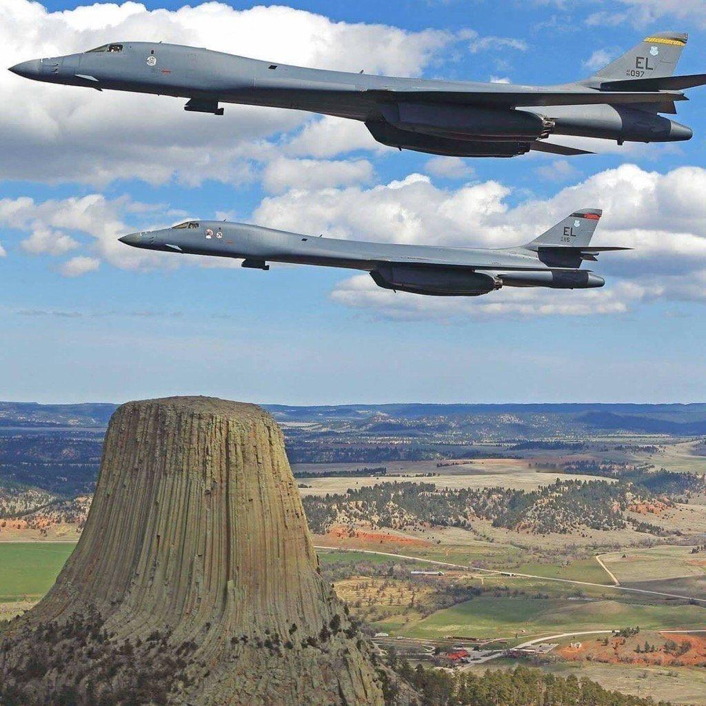 B-1B 轰炸机飞越怀俄明州魔鬼塔 ​​​