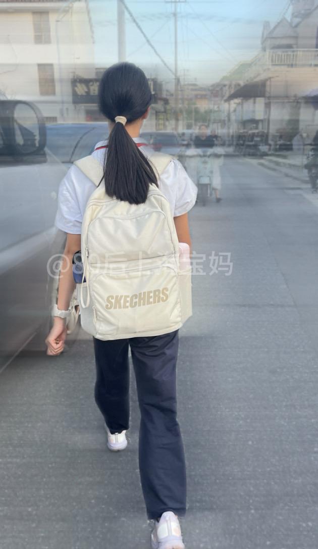 女儿，
今天送你上学的路上，
我跟你说，你爸重新帮你找了一家语文补习机构。

你