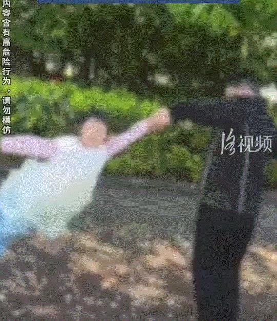 太危险了吧！江苏一公园内，一老人竟将几岁大的两个孙子当做“健身工具”甩来甩去，看