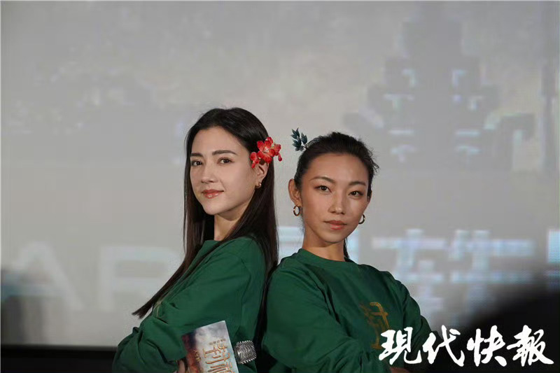 妲己娜然戴上省级非遗南京绒花 娜然、那尔那茜在 封神第二部南京路演 戴上了省级非