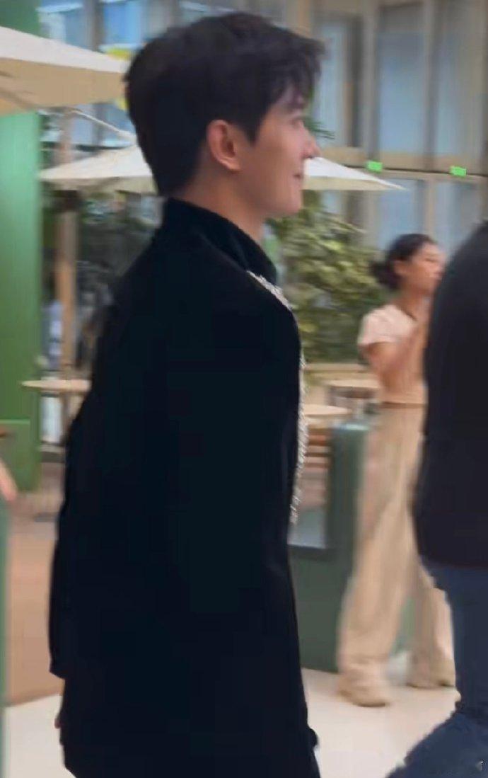 杨洋丝绒新中式杨洋这是打算承包我的视线吗？扫楼活动刚结束，转头就换上丝绒新中式，