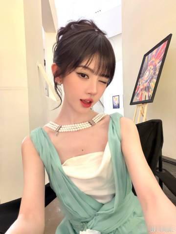 鞠婧祎富家千金苏绿夏鞠婧祎突然发照片美我一大跳苏绿夏富家千金氛围感直接拉满，鞠婧