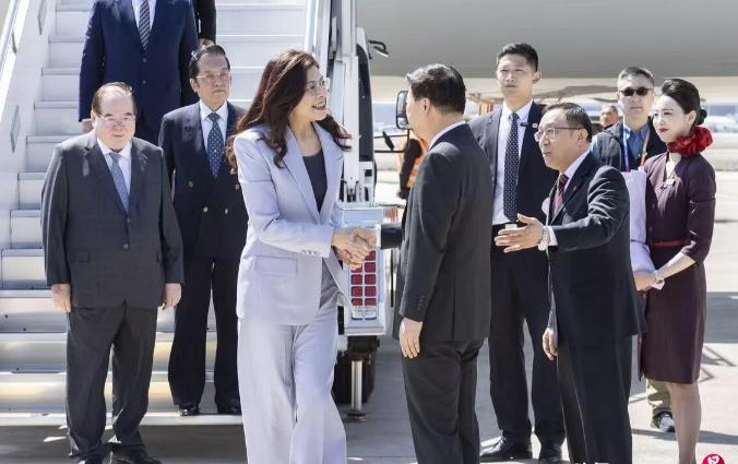 吴成典今天在松山机场那段话，分量重得惊人！他当着所有镜头喊出一句——国共两党一起