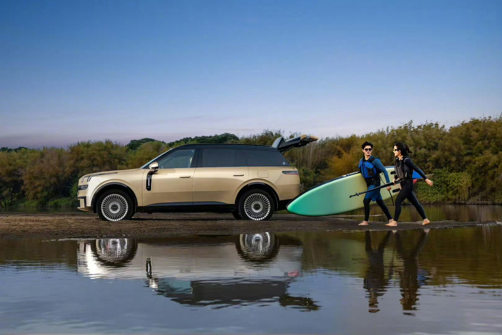 领克900大五座万物皆可装领克900六座版本空间就挺大的，五座拆掉中间两个座位，