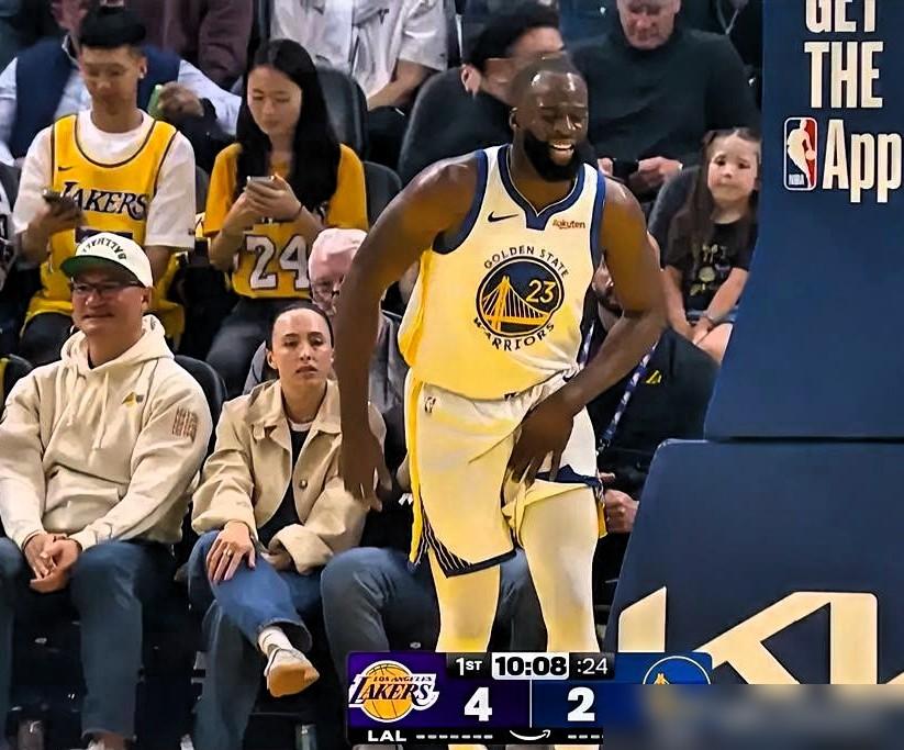 膝盖顶到裆部？这画面我见过。八年前总决赛，詹姆斯跨过格林，格林挥手掏裆。历史像个