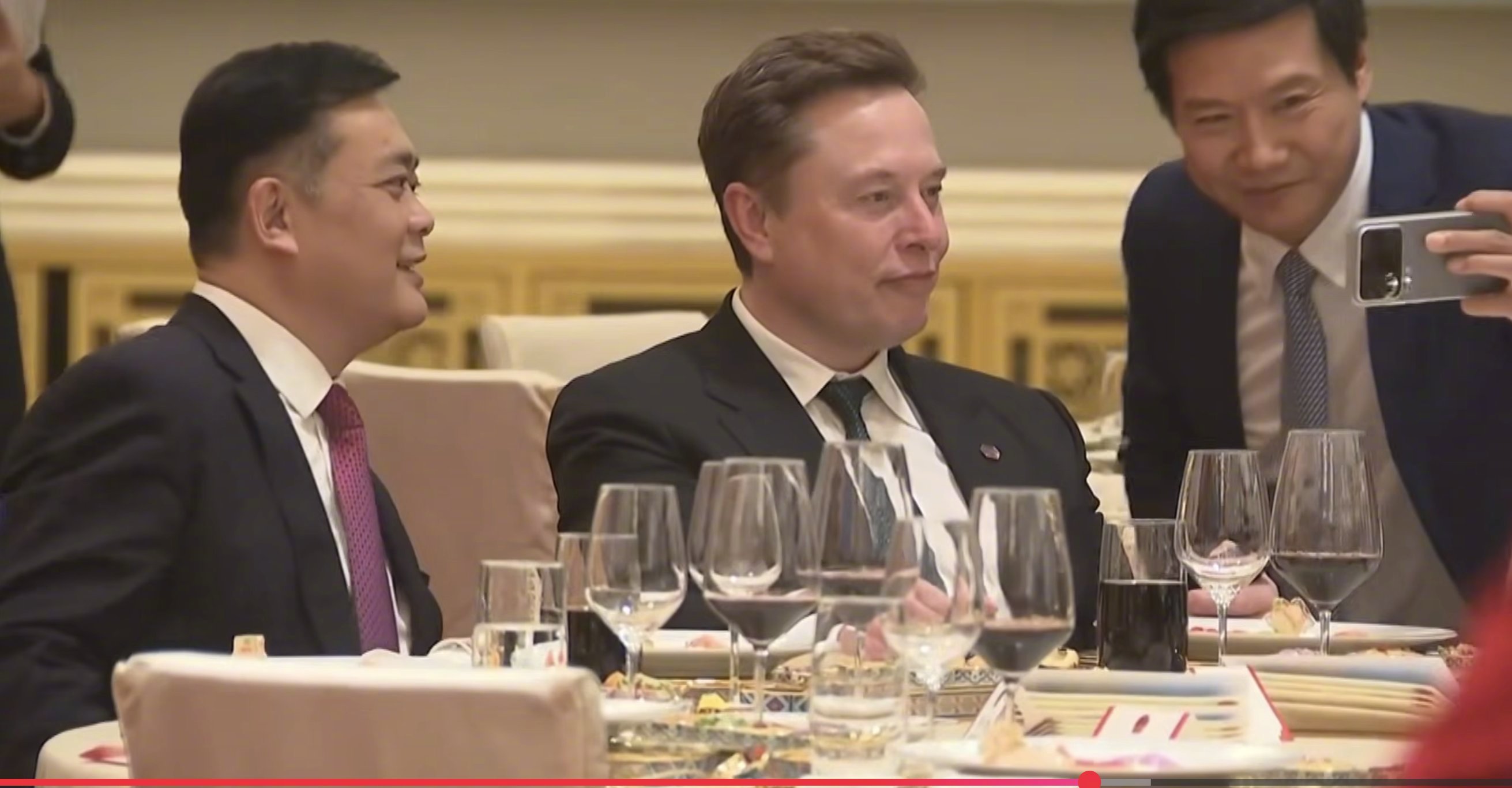 两大巨头终于同框了