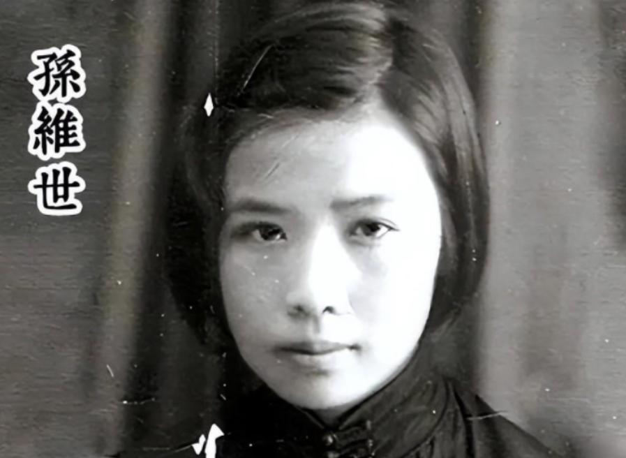 1951年，新婚不久的金山奉命随创作组奔赴朝鲜战场体验生活，为筹备一部反映抗美援