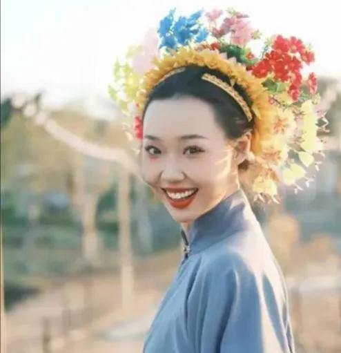 舞台上的管乐，光芒四射、活力满满，很难让人想到她竟说自己从小就不自信。成长于单亲