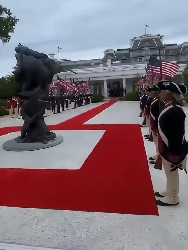 充满了火药味

特朗普欢迎英国国王查尔斯三世的迎宾仪式，特意让仪仗队换上了独立战