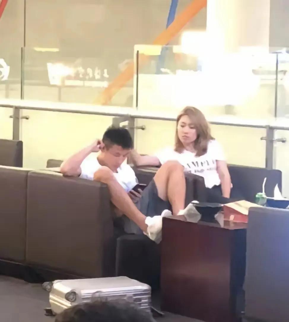 看看下面这个图片这人，你应该认识吧。再仔细看看这是在那里？应该不是在他家里，好象