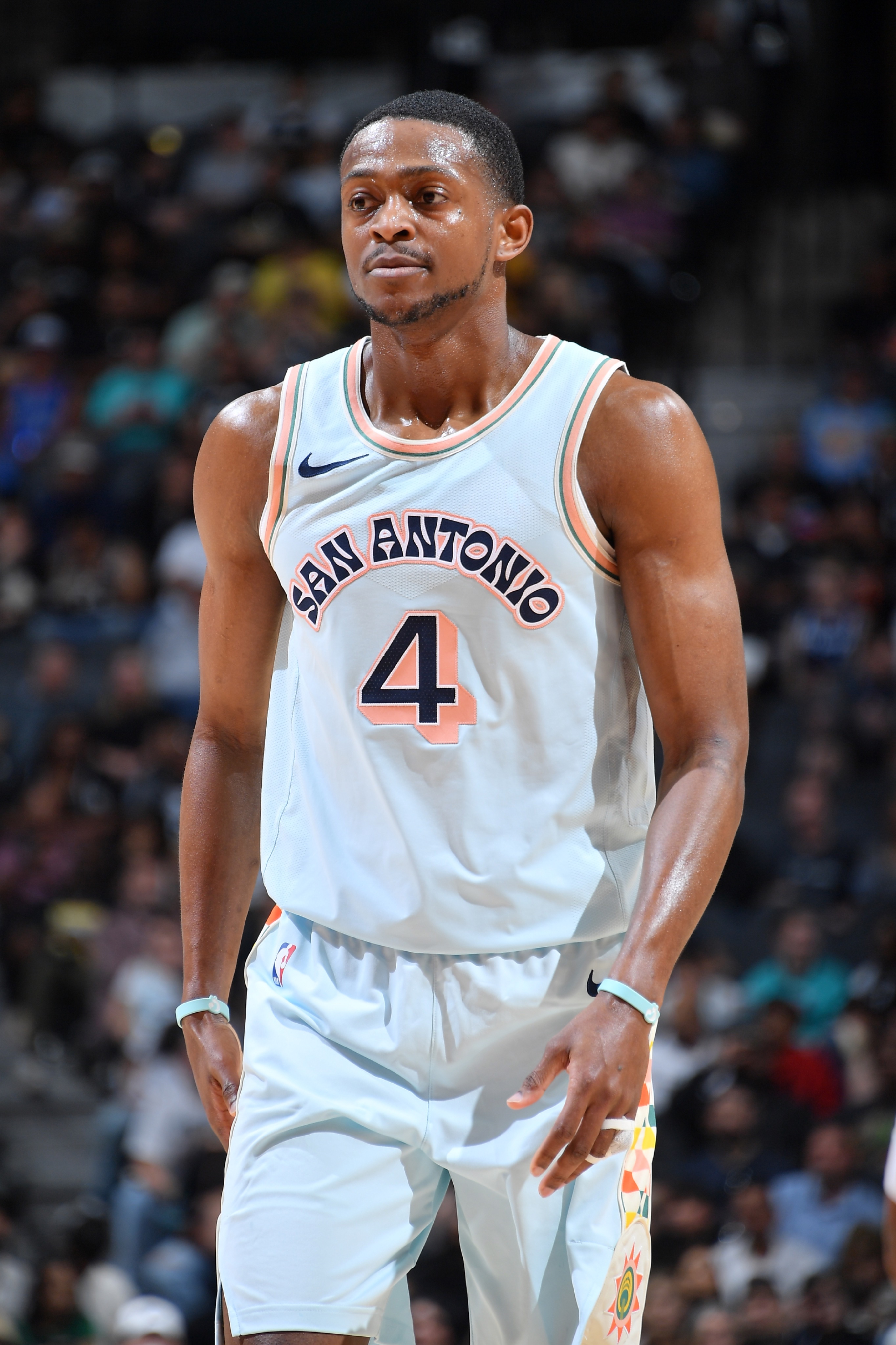 🤔香珀特：我认为福克斯是自约翰-沃尔之后持球最快的人近日，前NBA球员伊曼-香