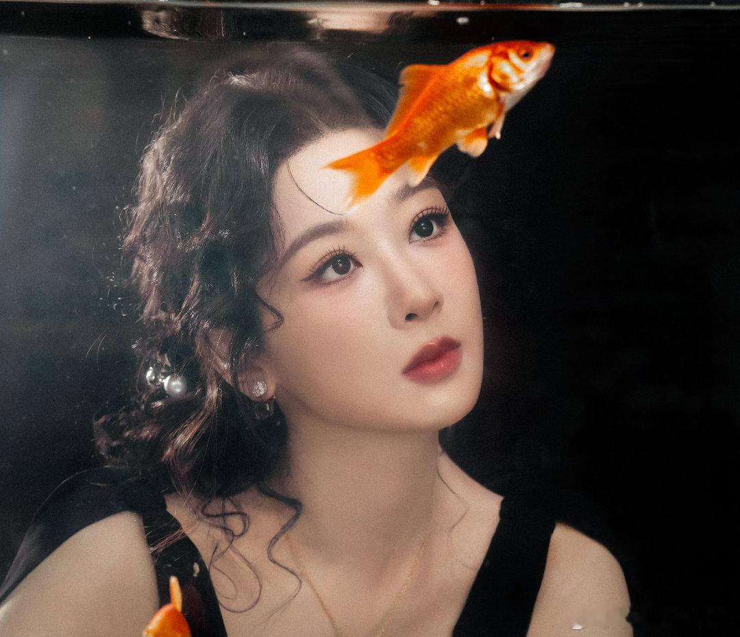 杨紫杨紫杨紫何惟芳 青春的定义是朝阳日落，是少年走向阳光脚印”  "𝓣𝓱𝓮