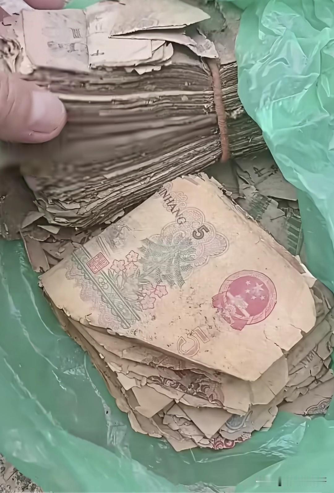 为什么有些老人把钱藏烂了也不拿出来，直到后辈拆房子才发现？那这样存钱的意义又在哪