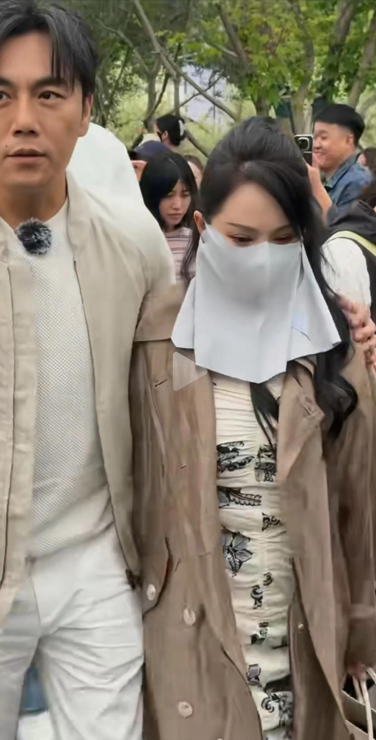 戴上口罩眉眼之间看着更年轻了，有一种神秘的美。