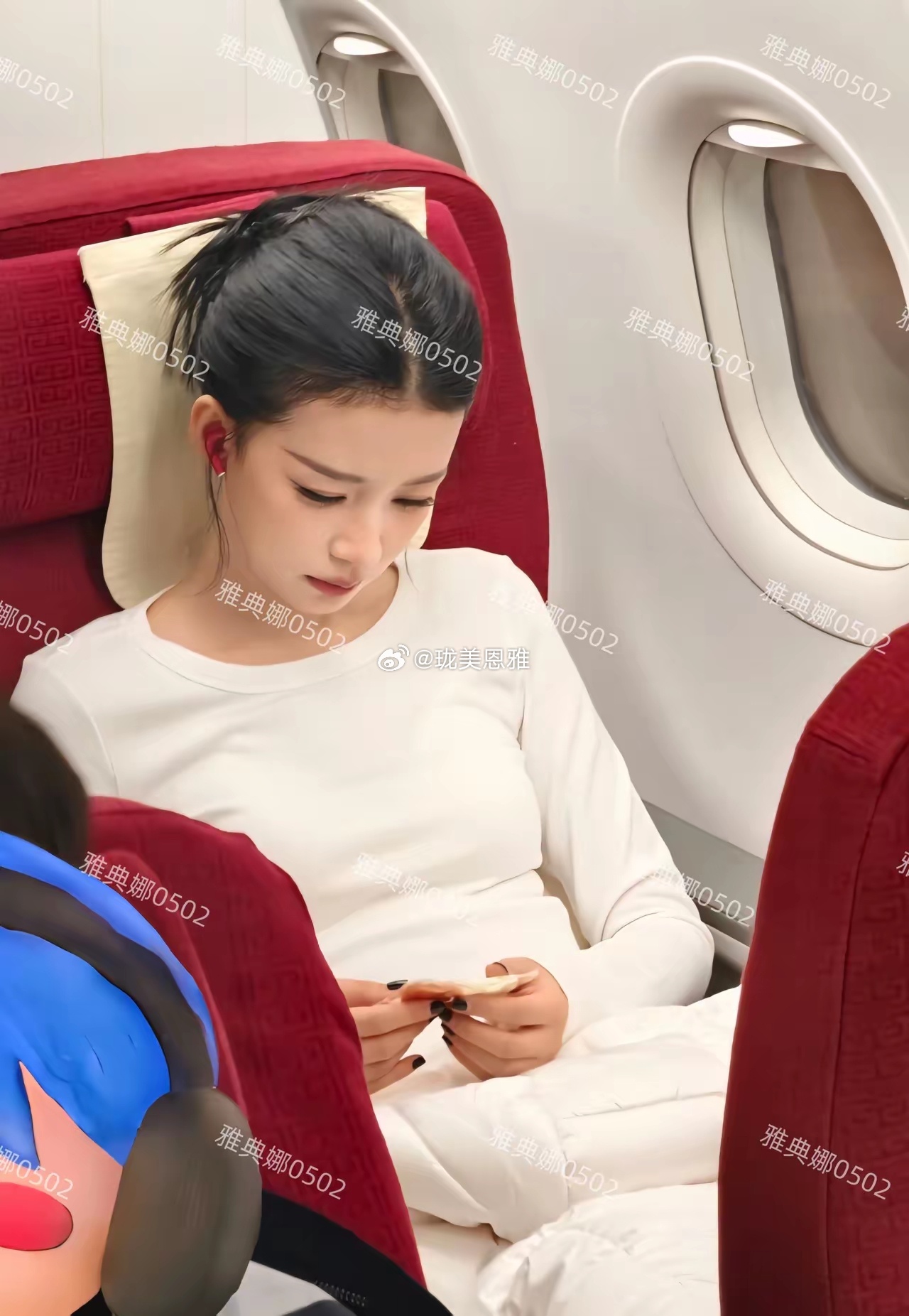 飞机商务舱遇到孙怡了一直以为长了一张甜妹脸的她个子不高没想到本人居然有1米7 ​