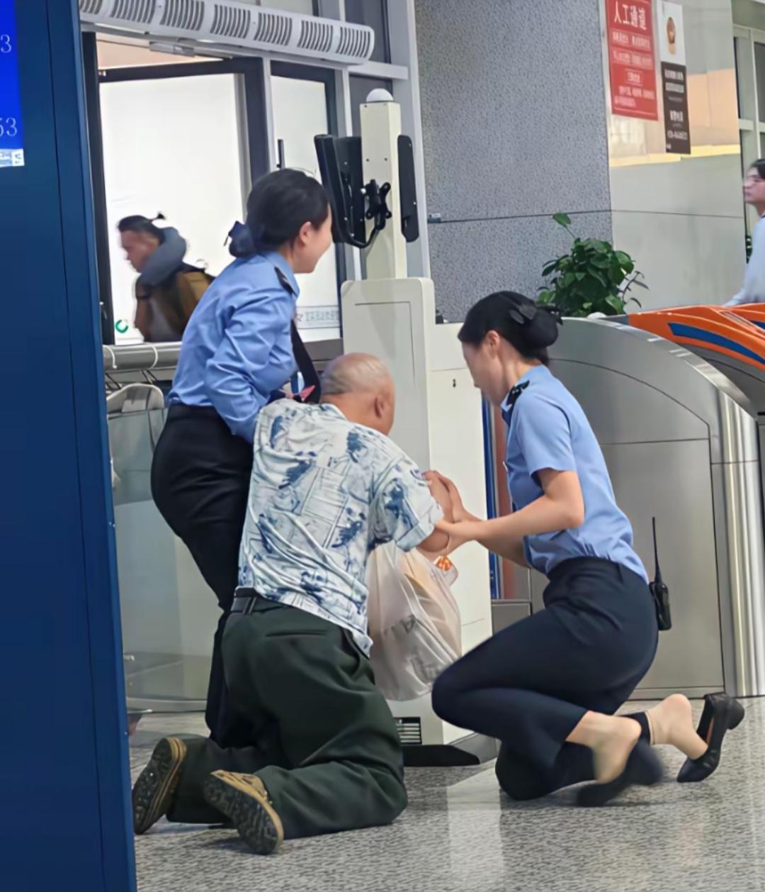 为这样的服务人员点赞！
真真实实的为群众服务！