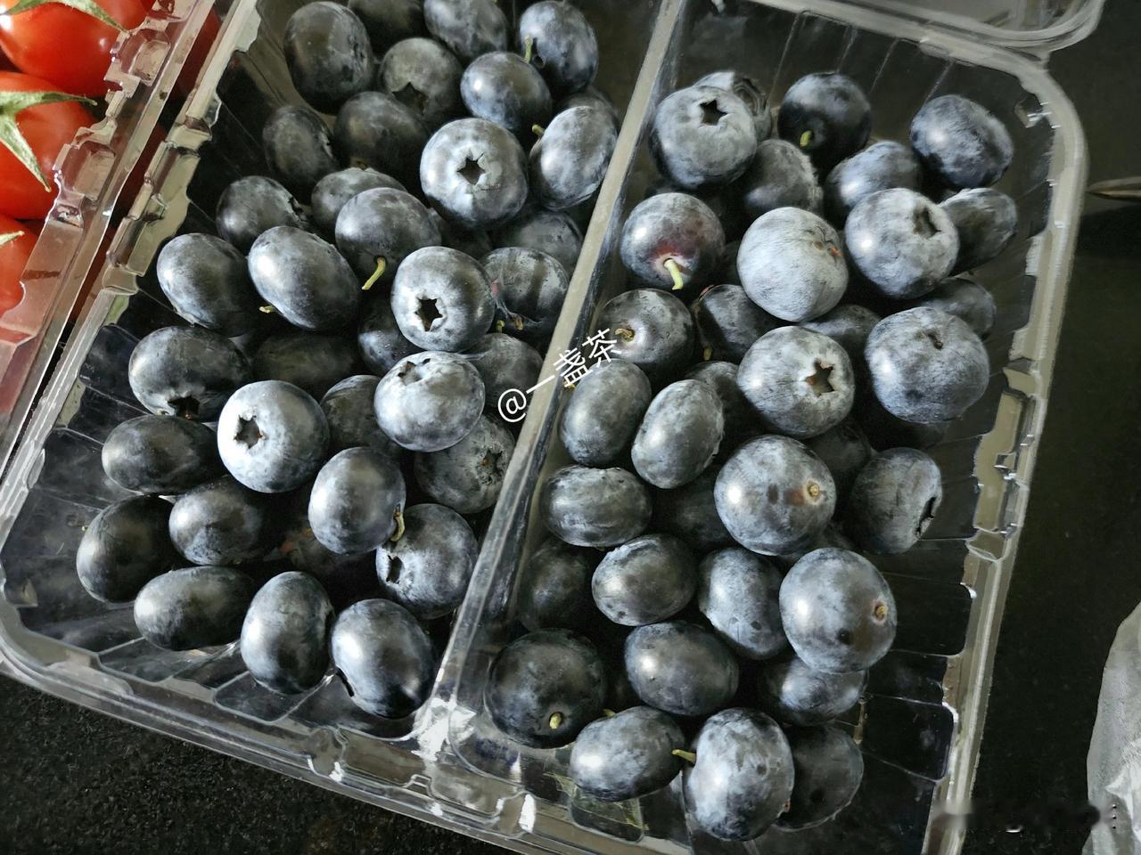 早晨遛弯回到家刚上三层半就见我家门把手上挂着两个塑料袋，心想:“我还没订菜呢，怎