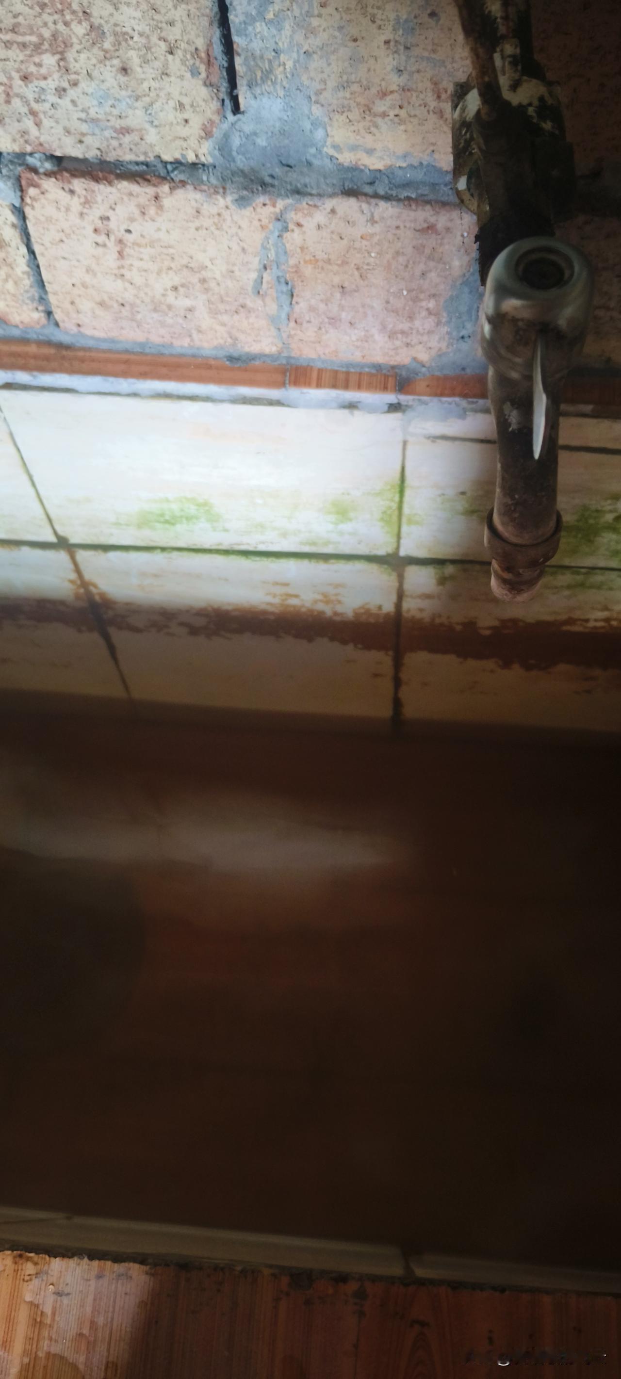 当初在老家修新房，没有修太宽还是很明智。房子面积大，打扫卫生那真的很吃力，没有几
