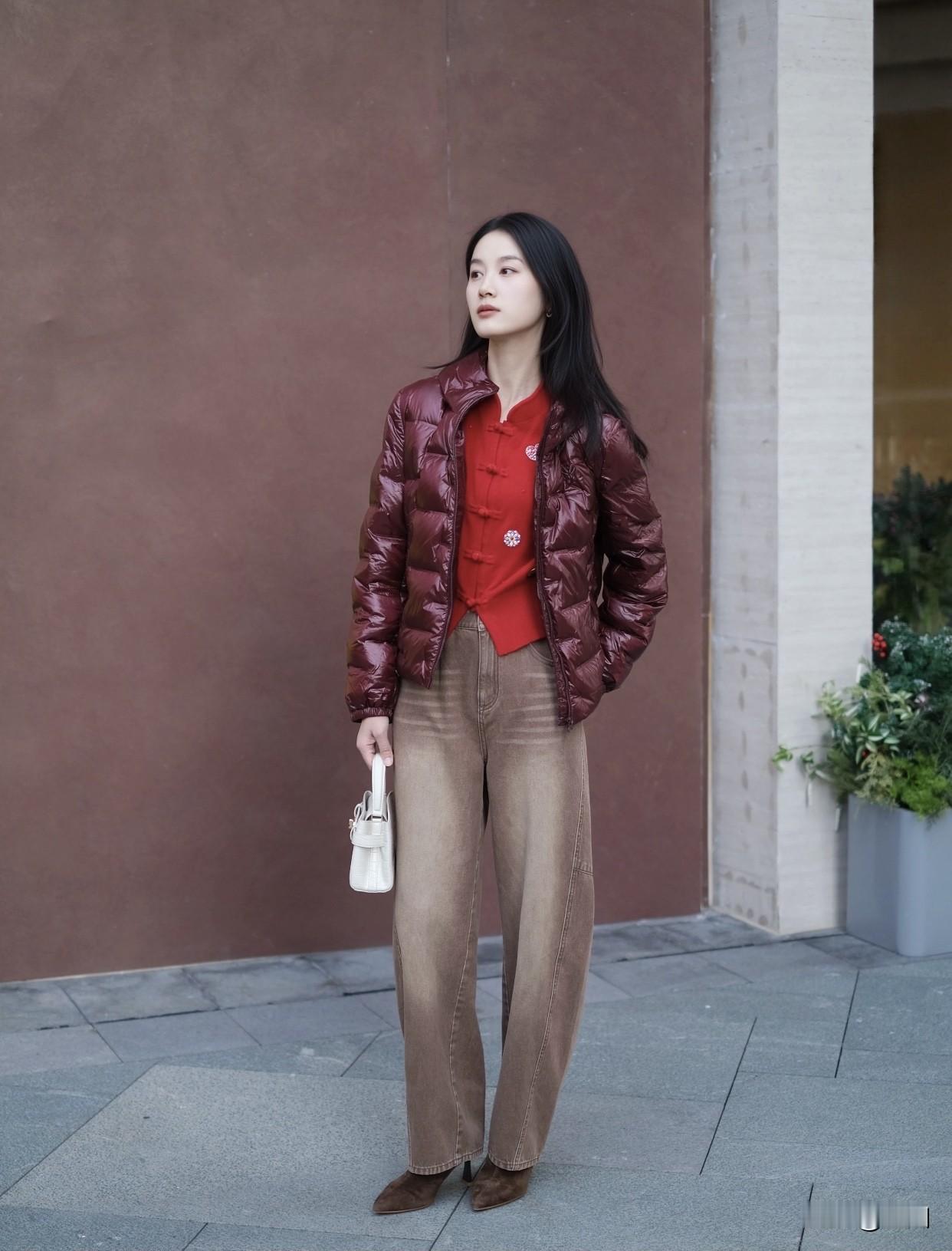 气质穿搭怎么穿才恰到好处?酒红色短款羽绒服搭棕色牛仔裤就是个恰到好处的搭配。
短