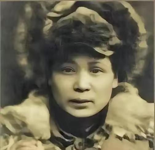 [月亮]1950年武汉街头，落魄红军副军长遇老战友，一幕让人泪目

1950年，