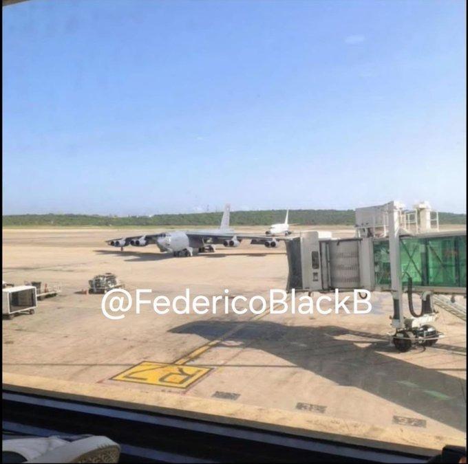 美国B-52轰炸机突然出现在委内瑞拉民用国际机场，此外还有一架C-130J 超级