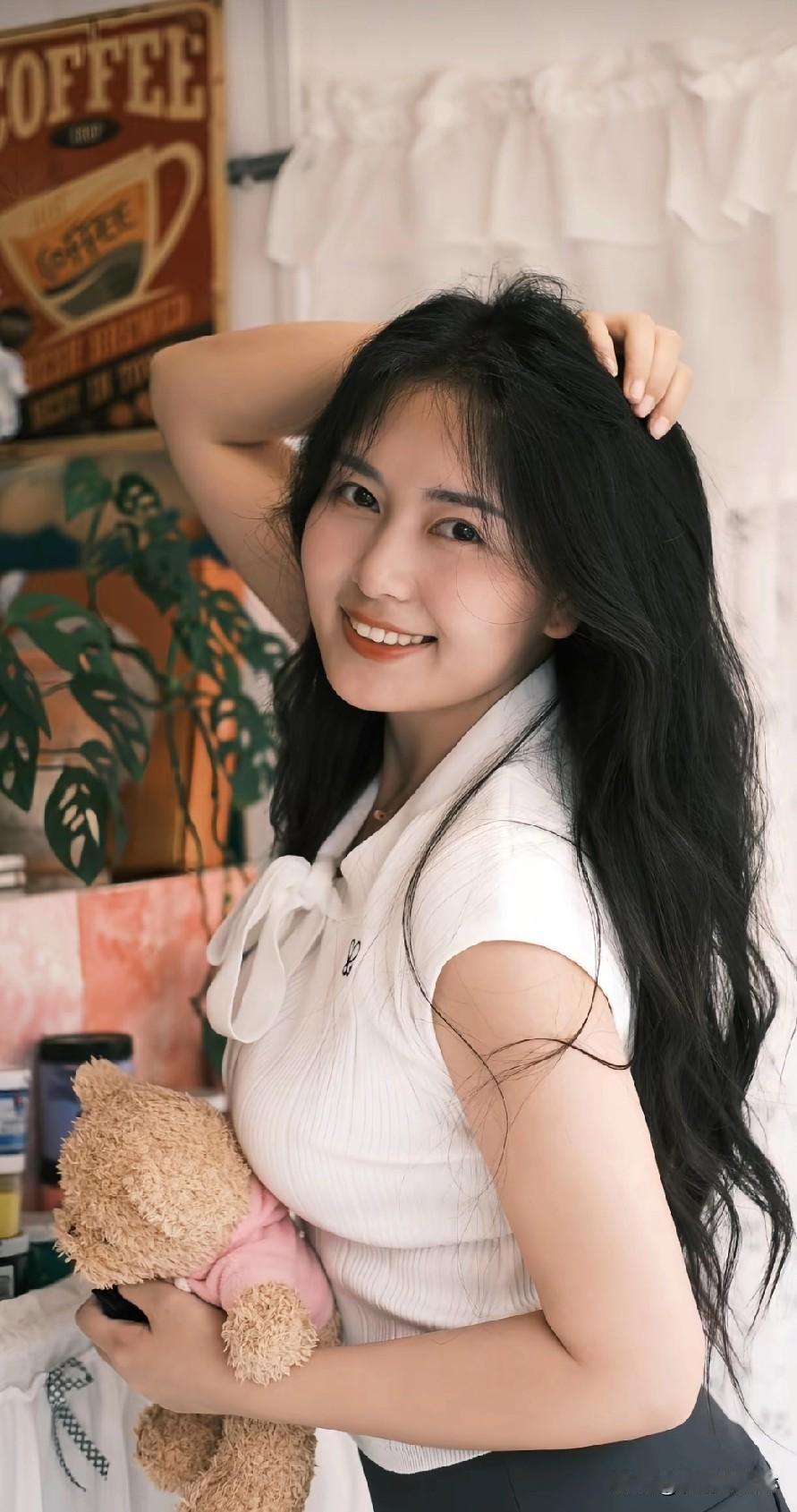 元气少女与可爱熊熊的温馨时刻