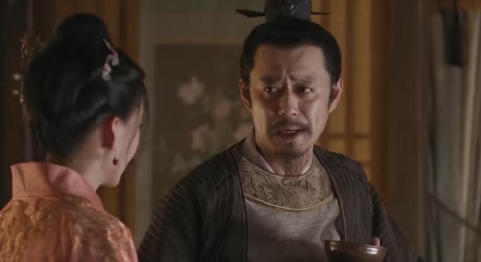 短剧里总有人把正妻拉下马，把妾室扶上位，再顺手吞掉嫁妆，好像宅斗赢了就能重写人生