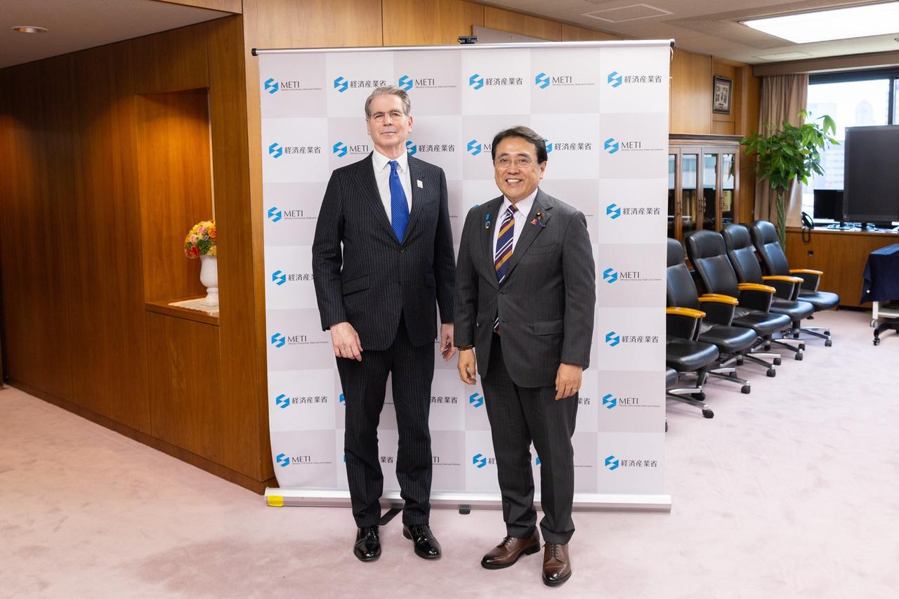 美国财长贝森特刚刚（5月12日13:00）发文写道：“在与日本经济产业大臣赤沢亮