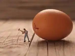 消费疲软的核心是财富效应消失，中国60%的家庭财富集中在房地产，房价下跌导致中产