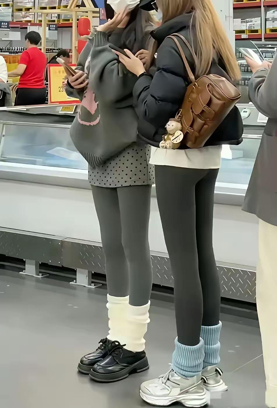 一边是紧身裤，一边是阔腿裤，这是现在的两大潮流，同时也是现在穿搭的两个极端，紧身