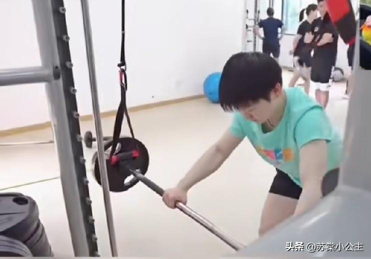 8月24日孙颖莎为何疯狂体检能？
我觉得与球桌有关！

莎莎最近虽然每打比赛，