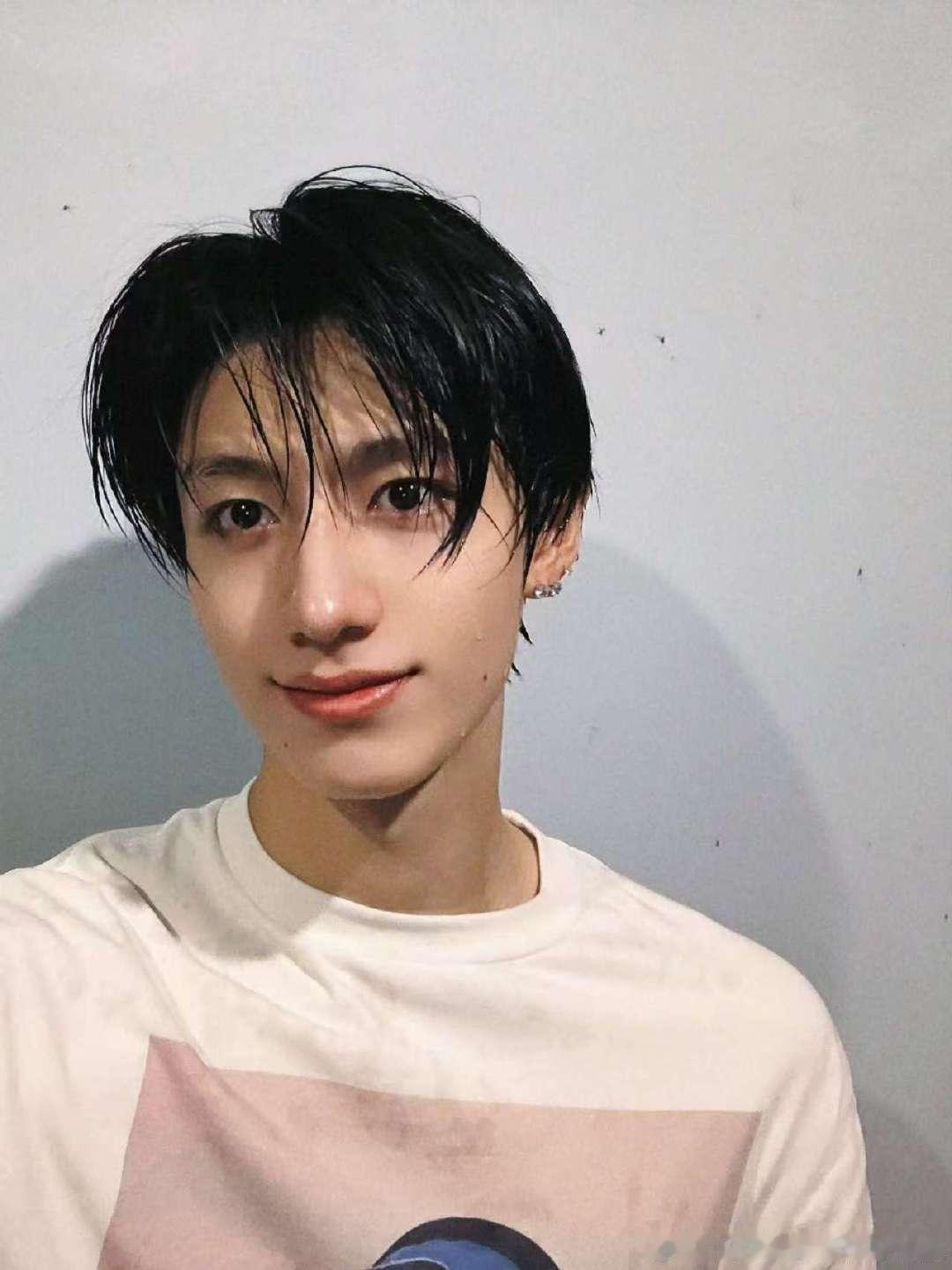 朱志鑫儿童节带新之助游泳朱志鑫儿童节带新之助游泳啦朱志鑫儿童节去游泳了 ​​​