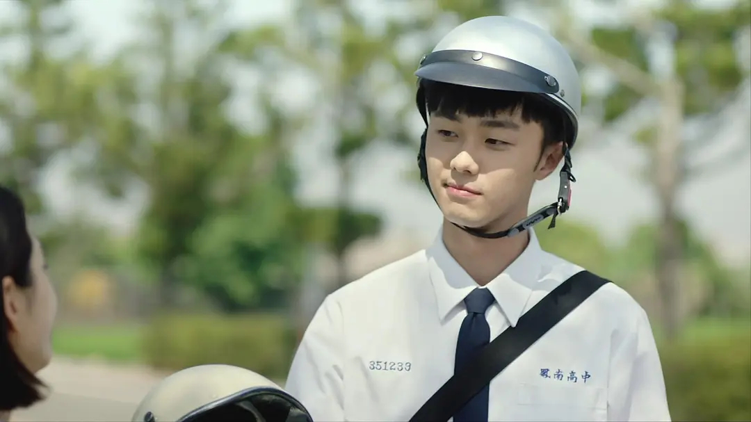 据台媒，演员施柏宇近日在拍摄期间因场地通风不畅晕倒送医，剧组原计划拍摄的最后一个