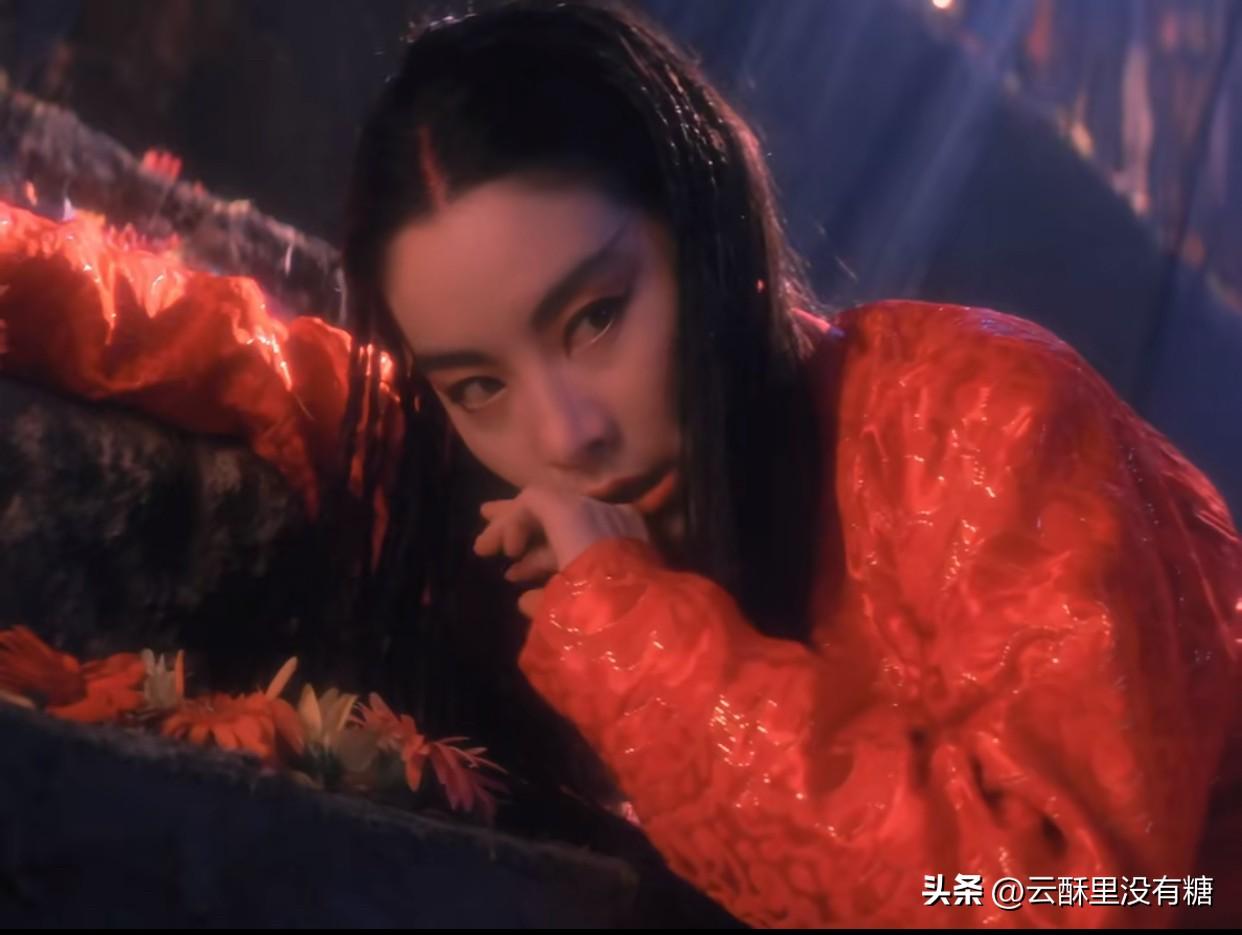 林青霞演的《白发魔女》练霓裳，连名字都好听。

她当时这年龄感恰到好处，再年轻些