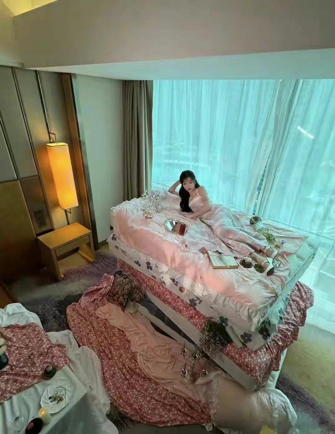 虞书欣为了摆拍也是拼了，大家如何看待她的造型[揣手] ​​​