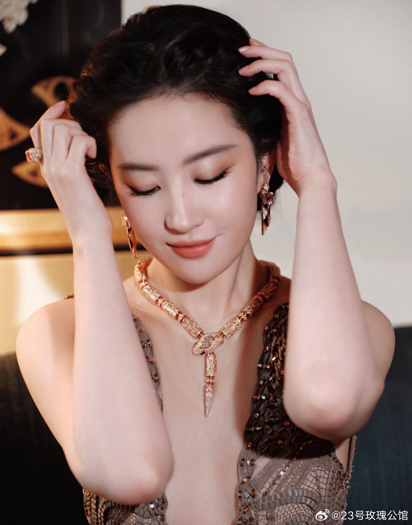 不仔细看还没发现刘亦菲的礼服前面加了一层薄纱，薄纱几乎接近肤色，不影响美观的前提