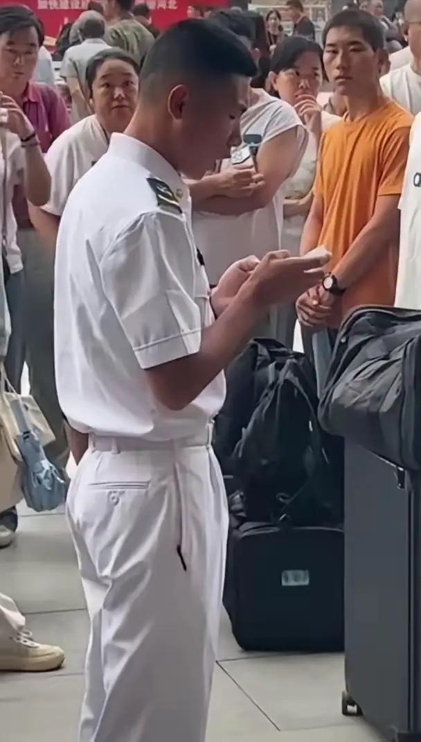 有国才有家！

一位母亲，她的两个儿子都是退伍军人。最近因二次召回，都回部队了。