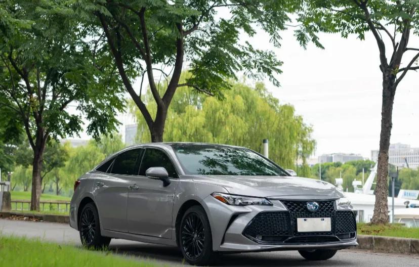 丰田的车一坐进去立马能老10岁
不管你的BBA有多么的出众，这台丰田亚洲龙双擎的