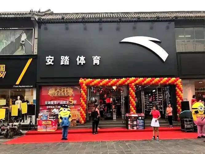 安踏与耐克实力对比：

先看最直接的收入数字。

安踏去年营收708亿人民币，耐