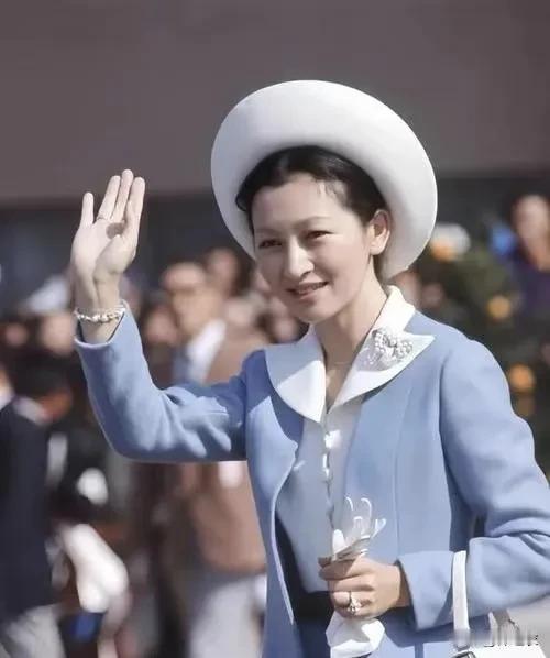 其实日本皇室的女眷们穿什么不是自己定的，可能有发言权，但最终要考虑很多人的意见，