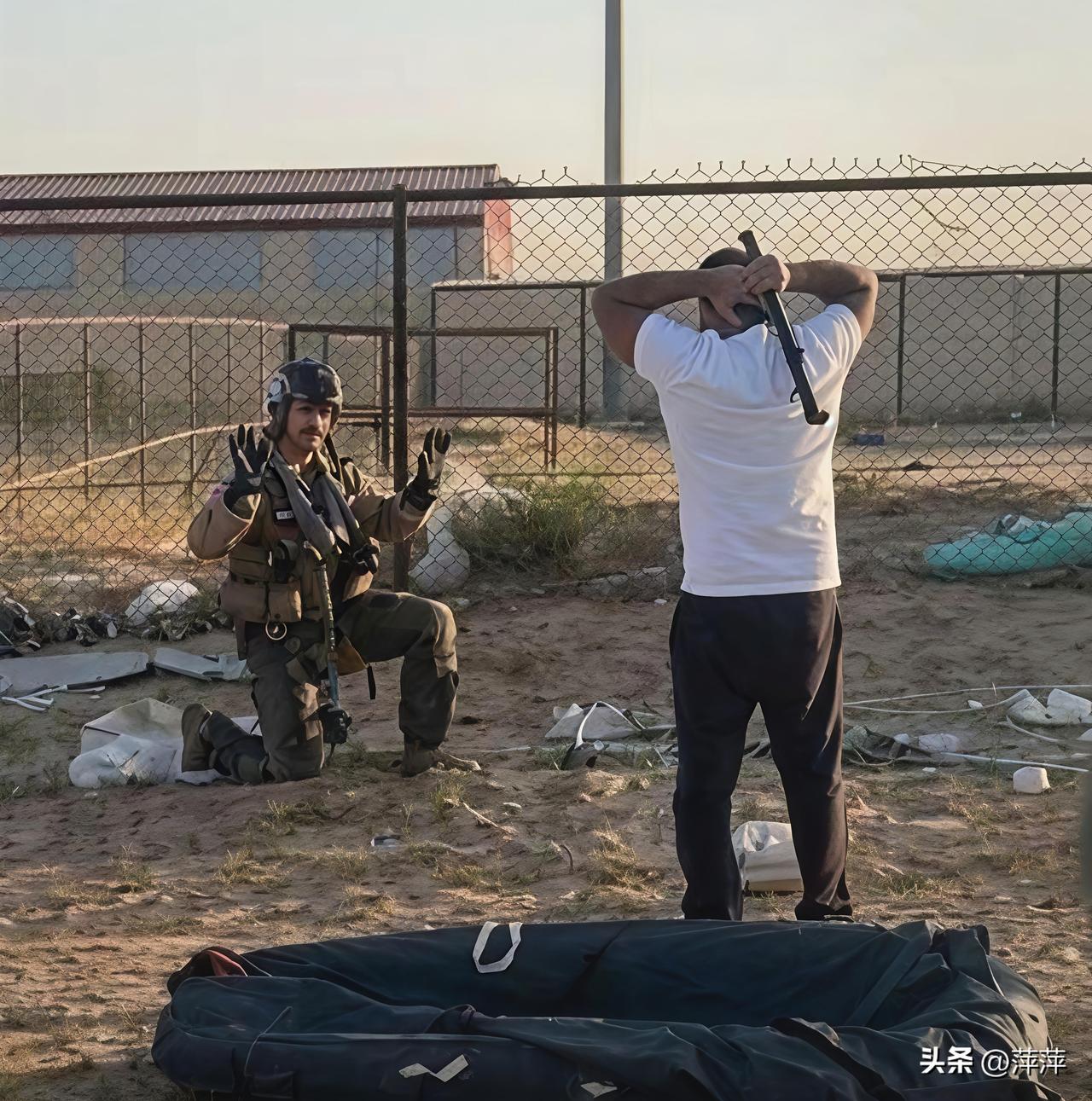 美军被击落飞机飞行员弹射跳伞生还，落在科威特。