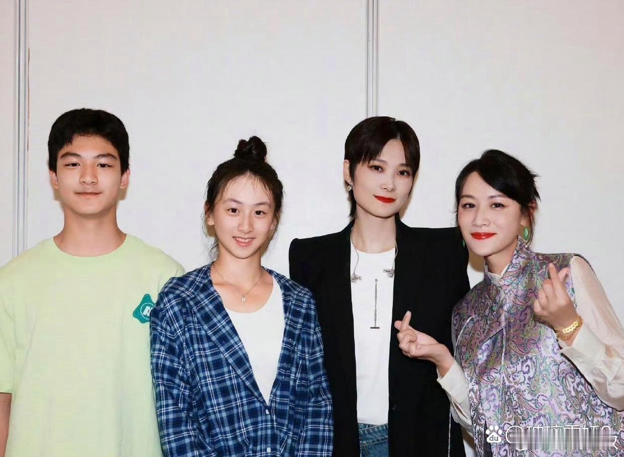 叶一茜带女儿儿子见李宇春，同框照引热议，森碟与李宇春宛如同龄人 ​​​