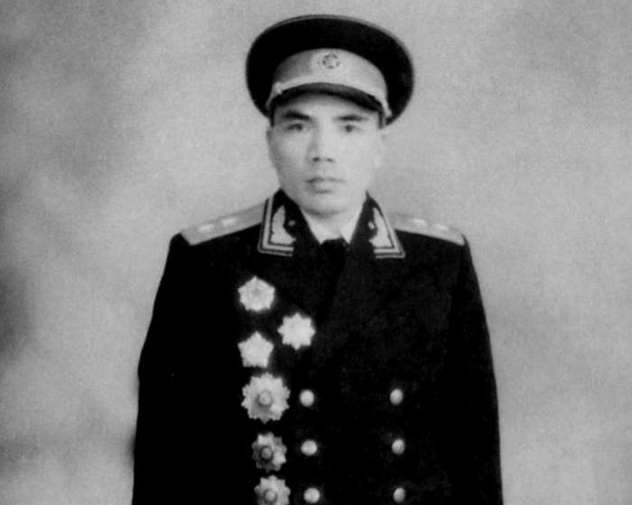 开国中将覃健逝世，两位元帅与22位将军齐聚现场共同送别这位传奇将领！
1939年
