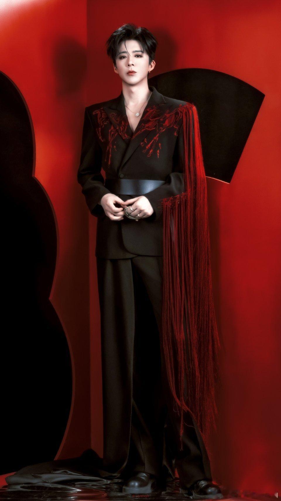 摩登兄弟[超话] 他身上的帅气，带着一种洒脱不羁，格外吸引人 。好喜欢这套造型啊