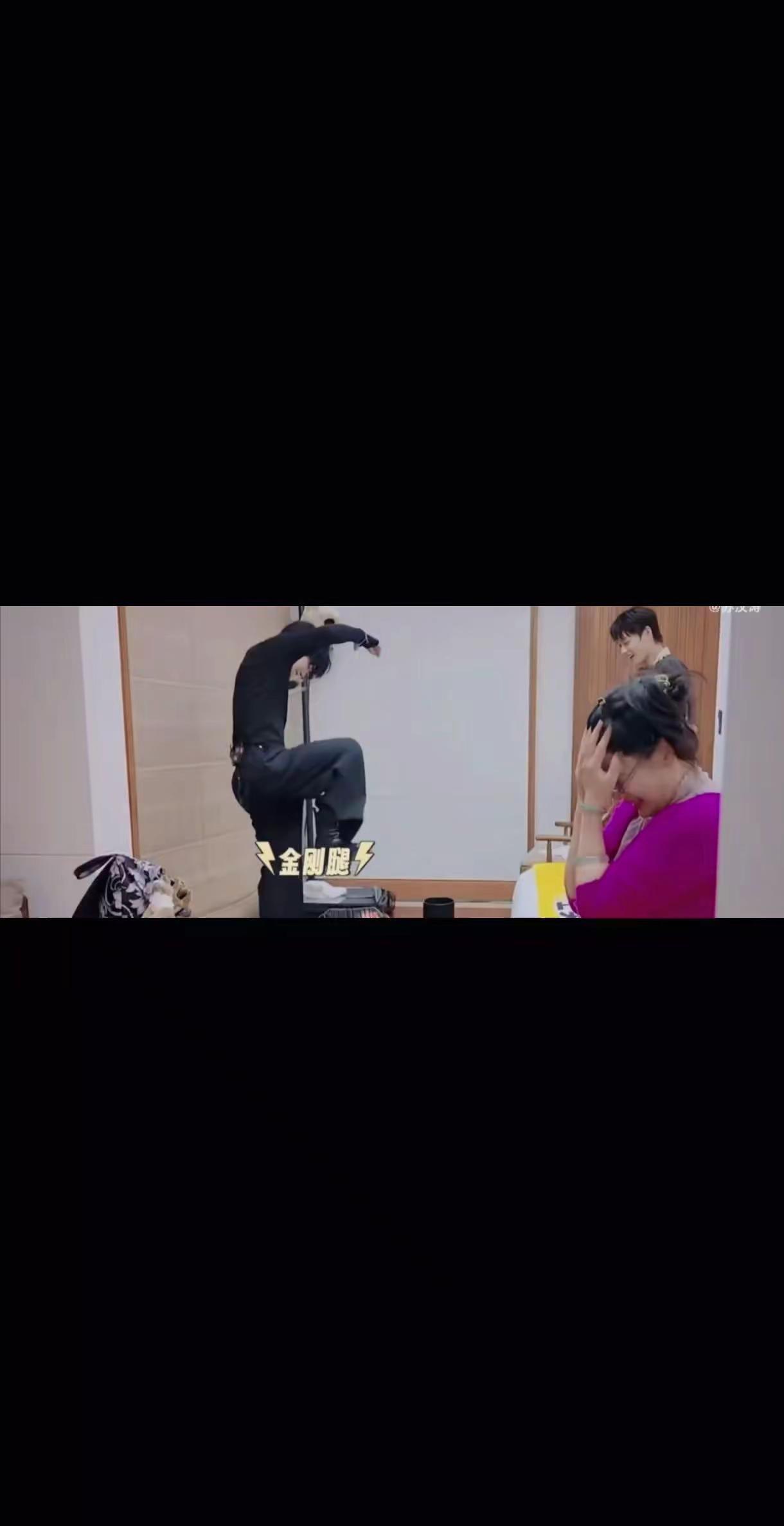 62岁何赛飞被踹坏行李箱整破防！哭到捂镜。62岁何赛飞被踹坏行李箱整破防！哭到捂