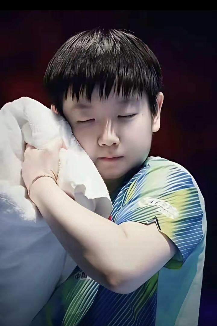 莎莎睡着的小模样，活脱脱一尊软乎乎的现世小睡佛✨ 脸蛋白嫩嫩的透着光，眉眼舒展开