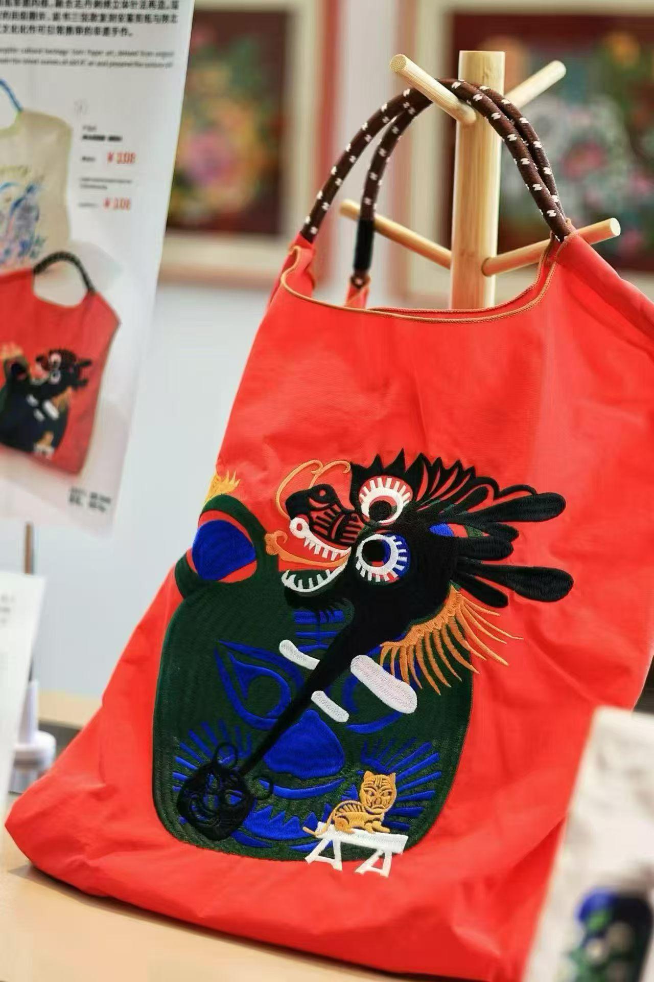 凯悦尚萃，将两大陕西非遗搬进酒店
🖼️延川布堆画 From 郭如林大师
🎭华