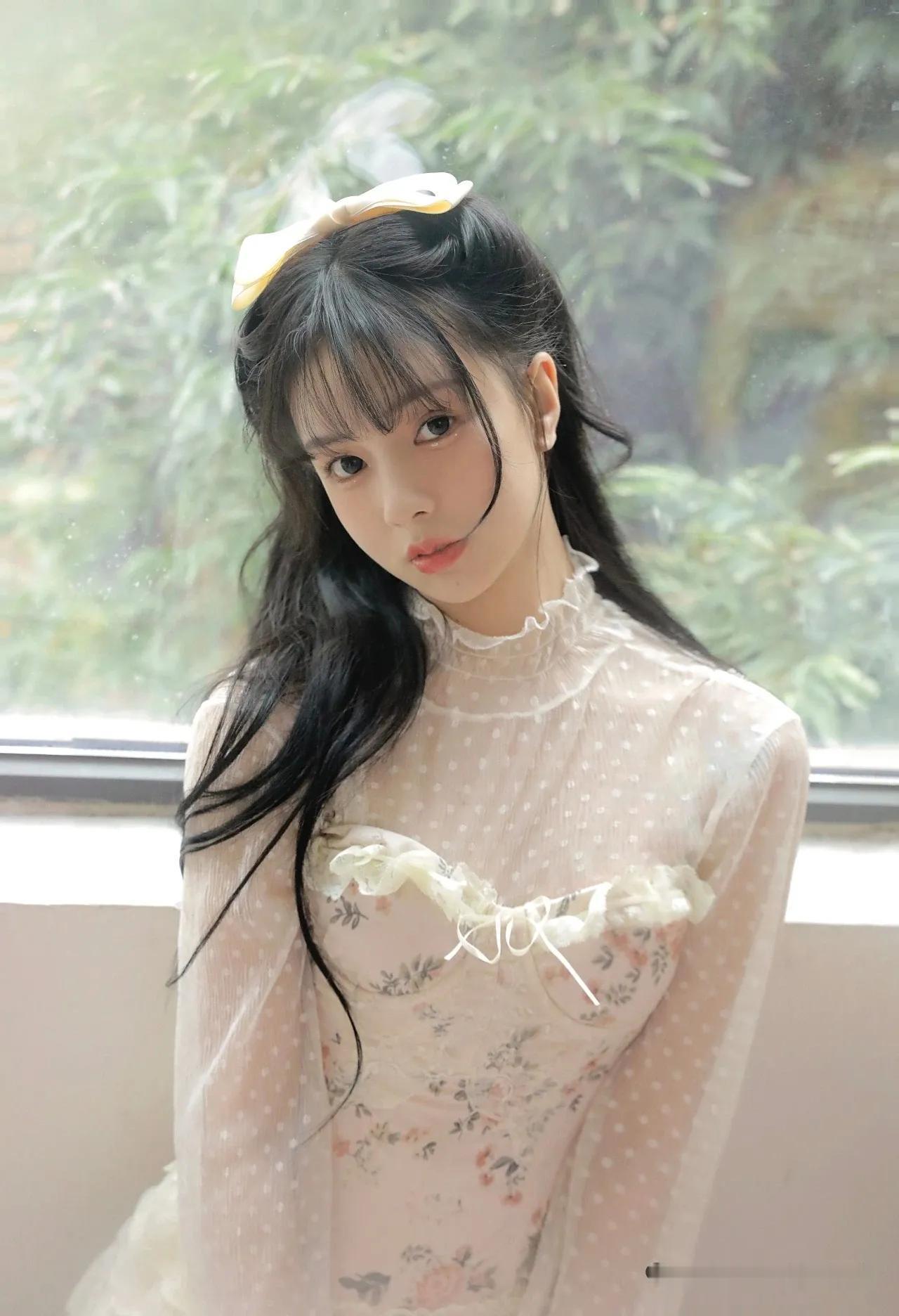 共享美人靓照温柔春日私藏在房间里清纯甜美的样子漂亮吗 有哪些美女让人过目难忘？