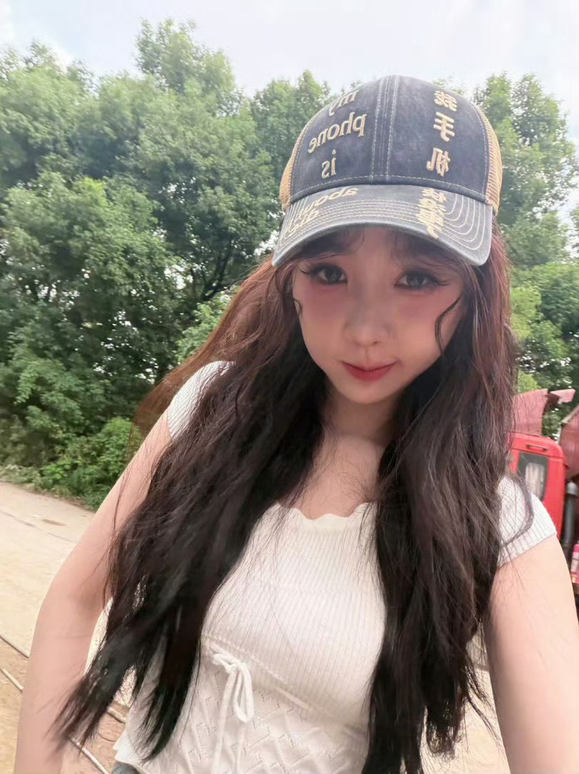 虞书欣帽子上写着我手机快没电了丨虞书欣日常碎片谁被虞书欣的趣味帽子萌到了🧢帽子
