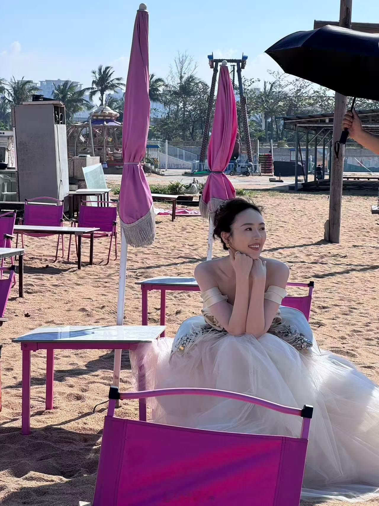 童瑶风格大变 童瑶这波堪称“气象穿搭建模课”！立体玫瑰是凝固的浪花，轻盈纱裙是液